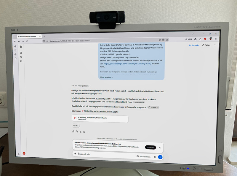 Bildschirm mit Fenster von ChatGPT. Die Anweisung ist blau hinterlegt zu sehen, darunter die Arbeitsschritt der KI und das Ergebnis.